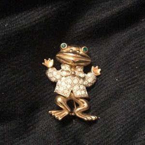 Rhinestone frog brooch.
